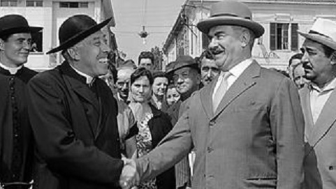 Fernandel et Gino Cervi dans une scène du film Don Camillo Monseigneur
