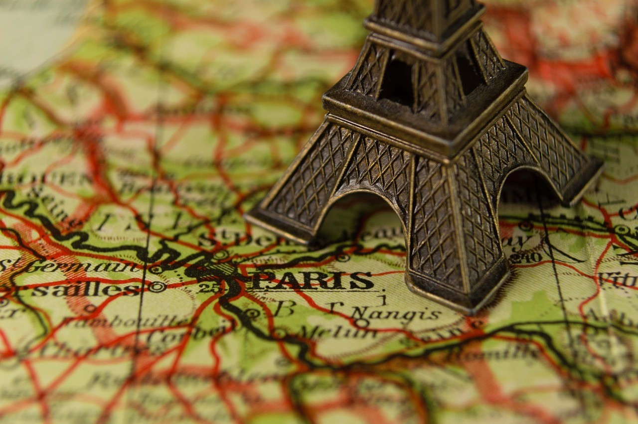Tour Effel miniature posée sur une carte de Paris